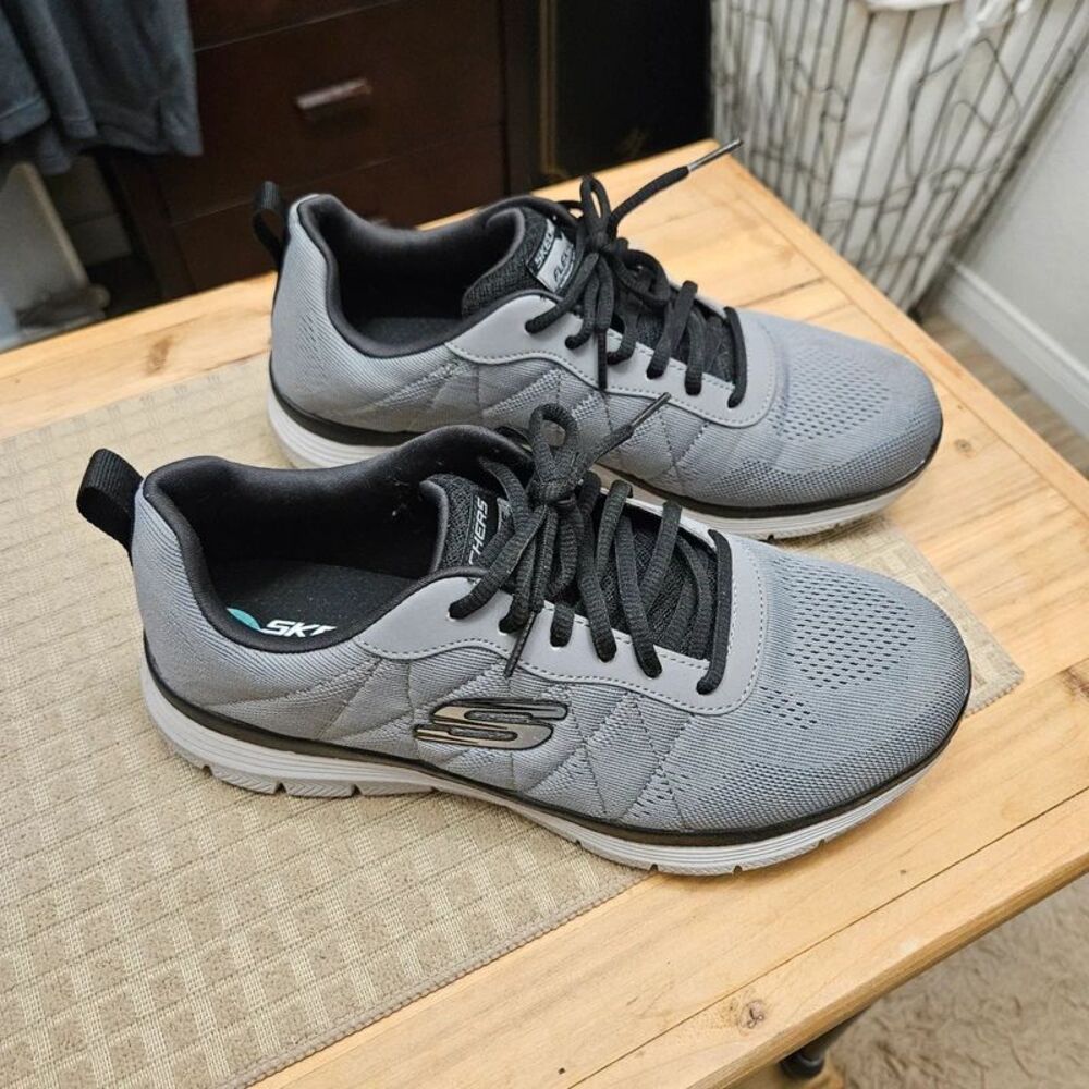 Skechers memory foam sneakers 7.5